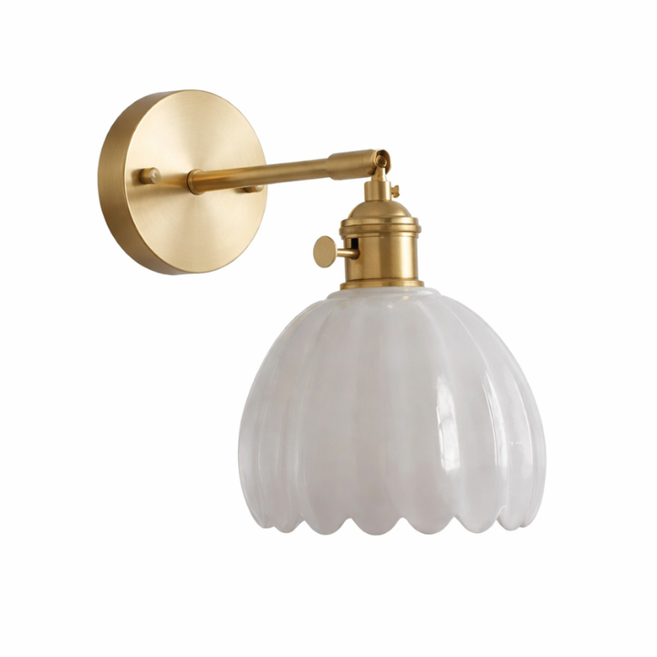 Kinkiet z kloszem ze szkła ryflowanego i ramieniem z w kolorze złotym