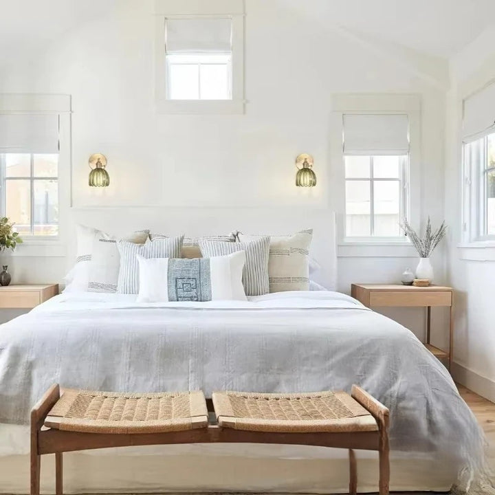 Kinkiet z kloszem ze szkła ryflowanego i ramieniem z w kolorze złotym