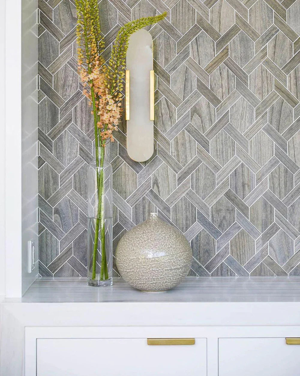 Kinkiet z podwójnym szklanym kloszem i pionowym panelem