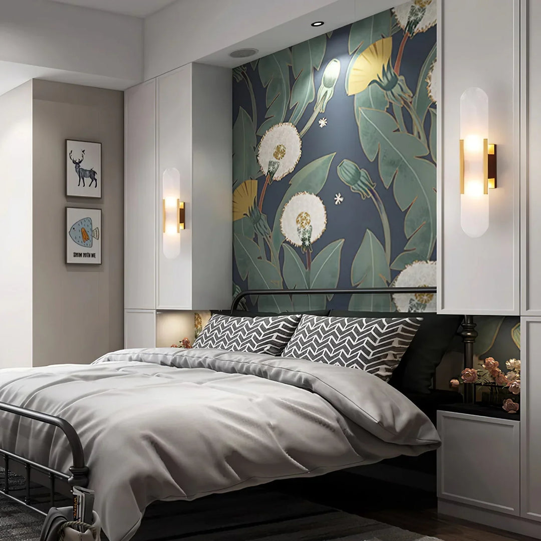 Kinkiet z podwójnym szklanym kloszem i pionowym panelem