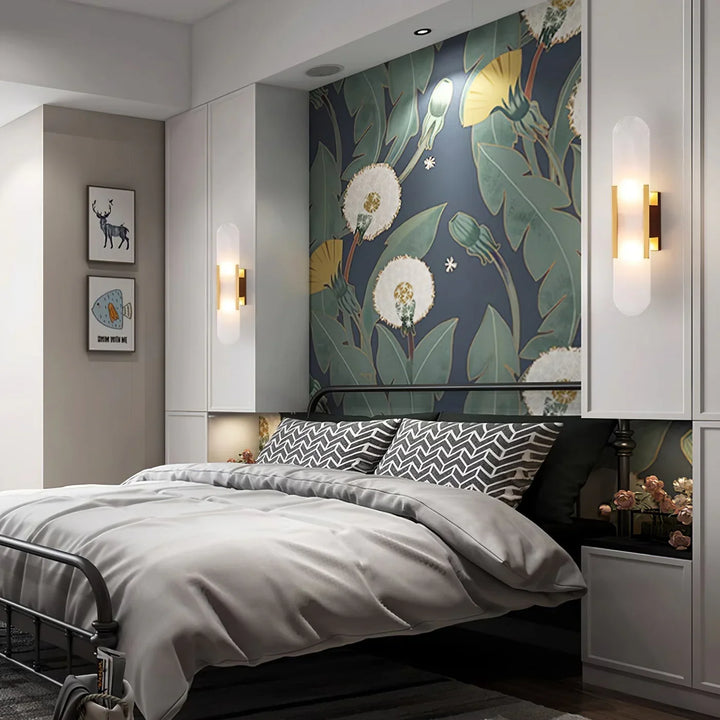 Kinkiet z podwójnym szklanym kloszem i pionowym panelem