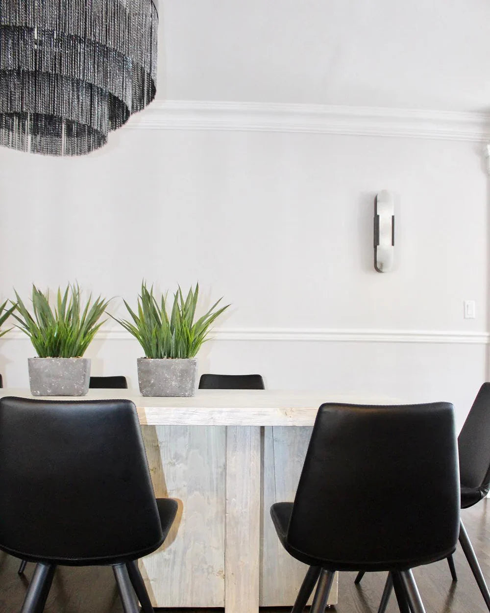 Kinkiet z podwójnym szklanym kloszem i pionowym panelem