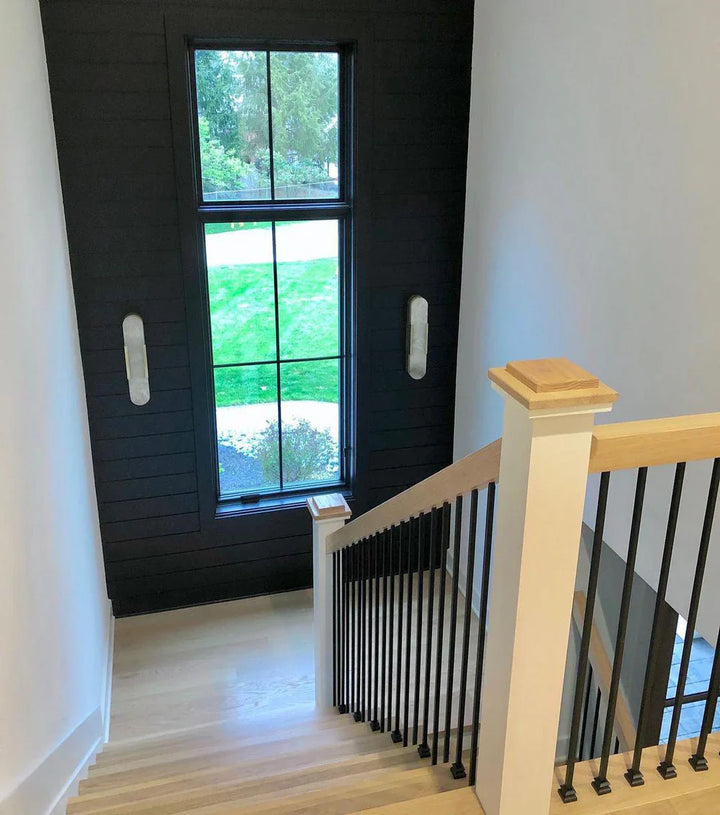 Kinkiet z podwójnym szklanym kloszem i pionowym panelem