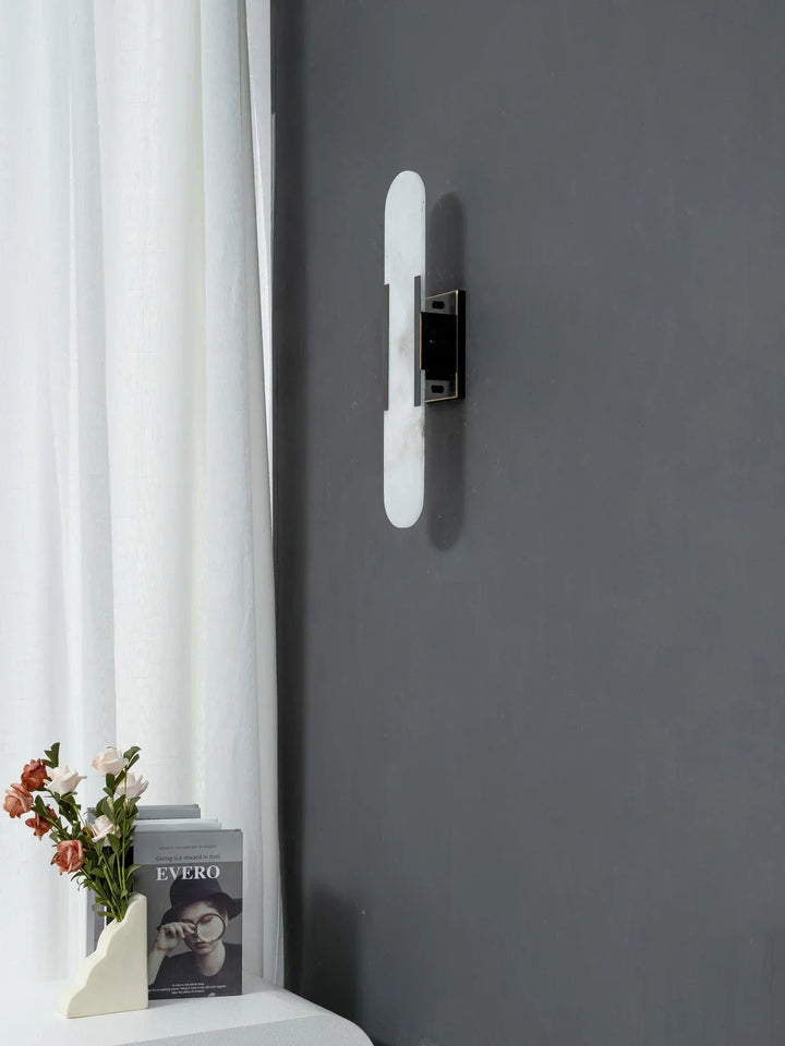 Kinkiet z podwójnym szklanym kloszem i pionowym panelem