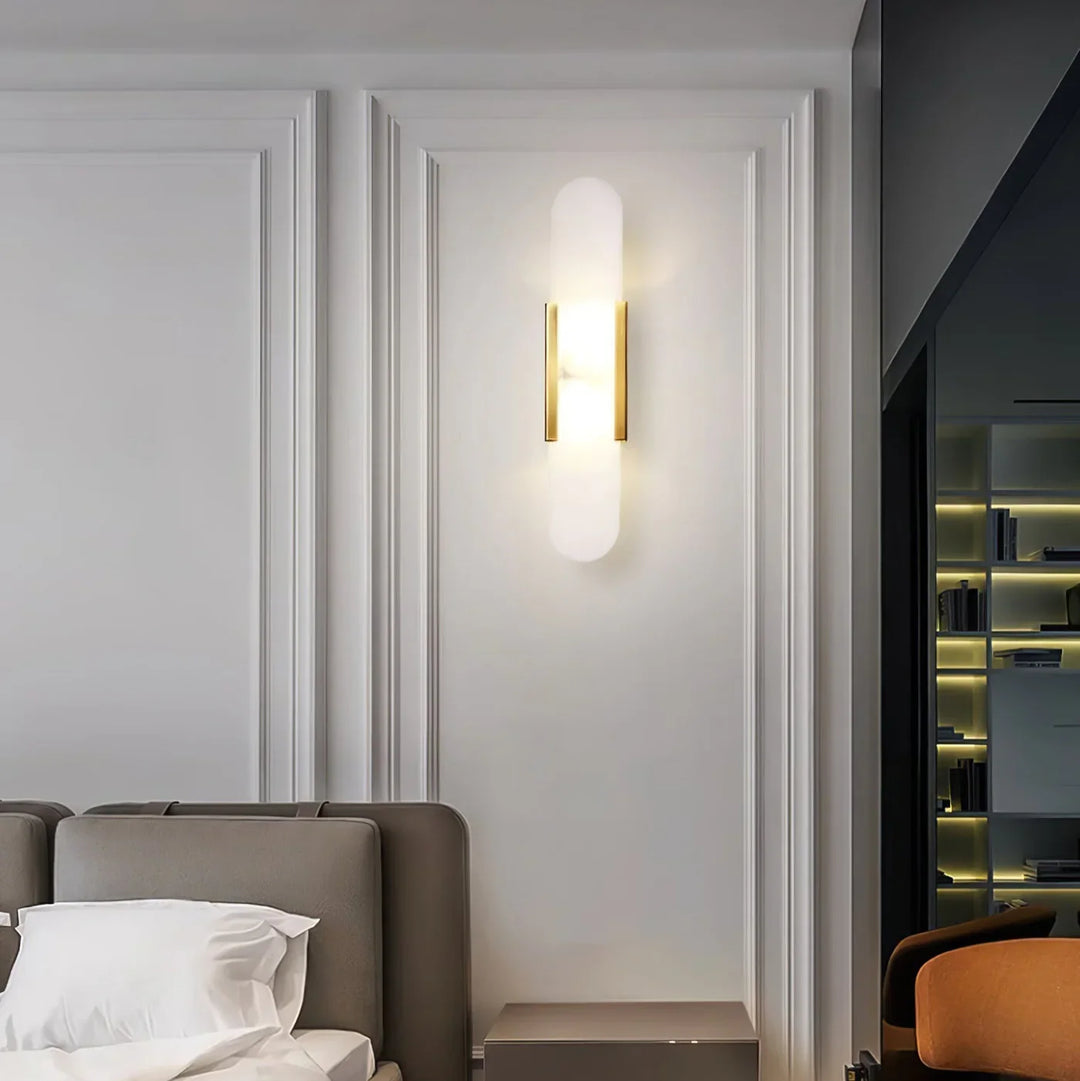 Kinkiet z podwójnym szklanym kloszem i pionowym panelem