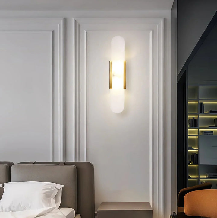 Kinkiet z podwójnym szklanym kloszem i pionowym panelem