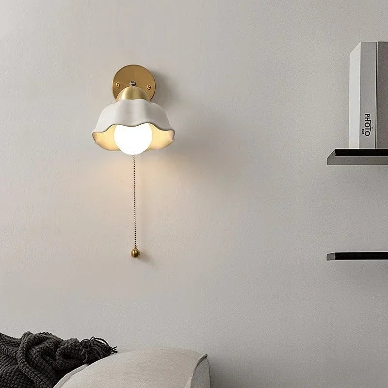 Kinkiet z profilowanym kloszem i łańcuszkiem do włączania