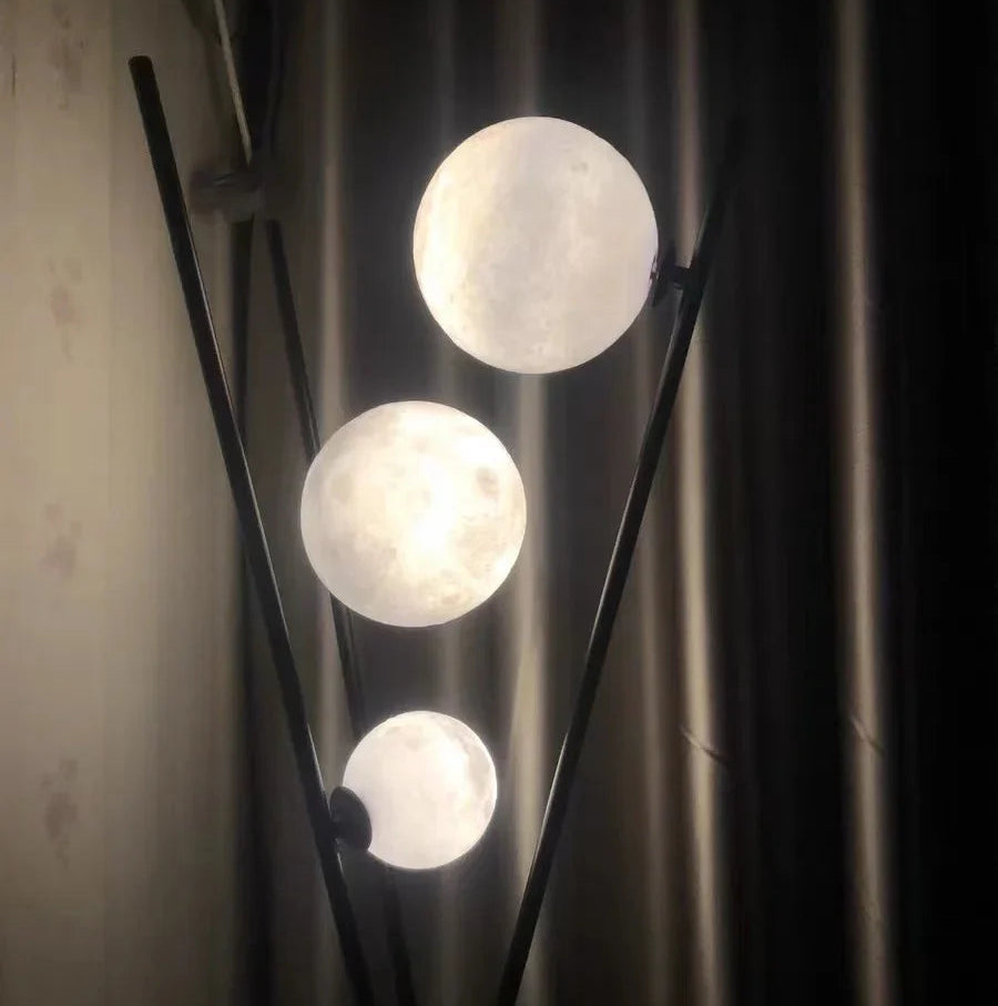 Lampa Podłogowa na Trójnogu z Trzema Kulistymi Kloszami