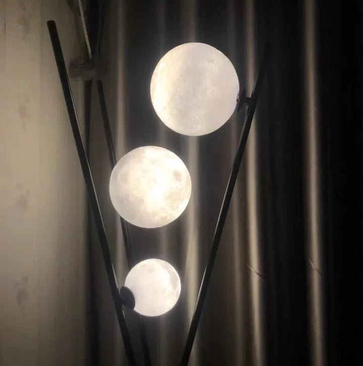 Lampa Podłogowa na Trójnogu z Trzema Kulistymi Kloszami