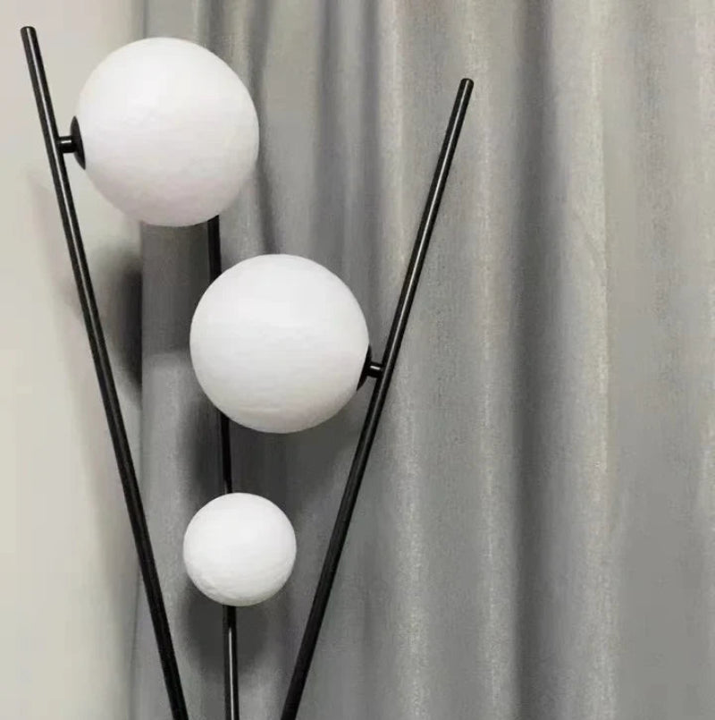 Lampa Podłogowa na Trójnogu z Trzema Kulistymi Kloszami