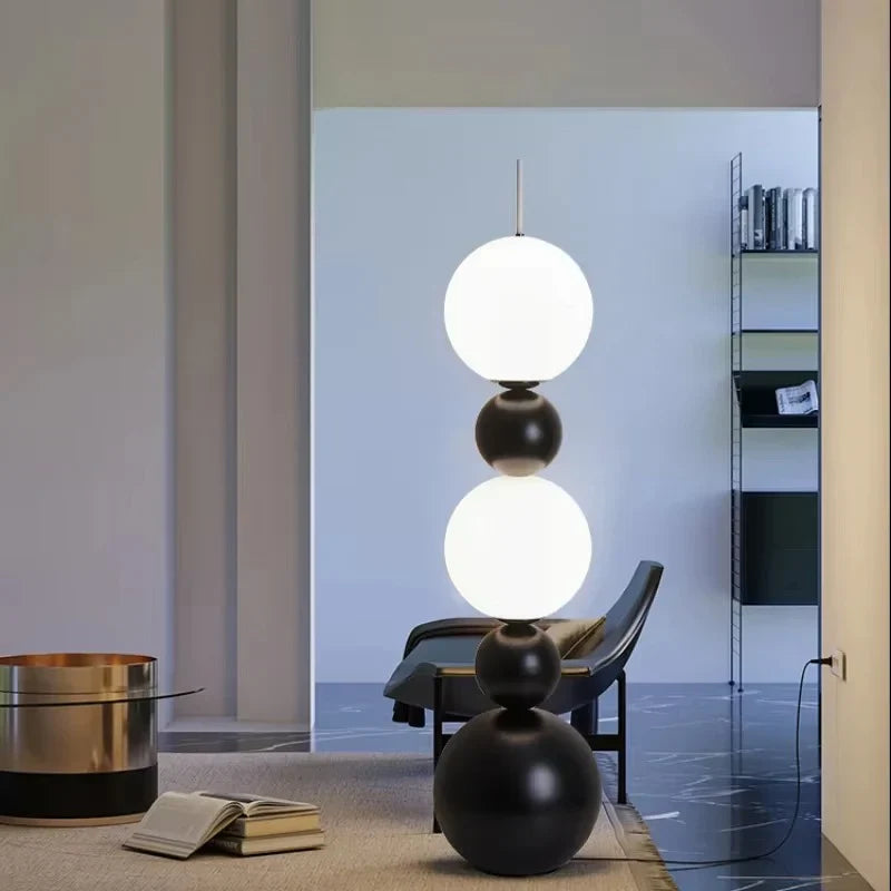 Lampa Podłogowa z Kulistymi Kloszami i Wielopunktową Konstrukcją Świetlną