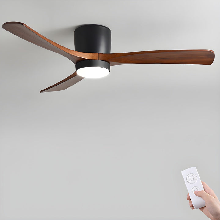 Wentylator sufitowy z lampą LED i drewnianymi łopatkami do salonu
