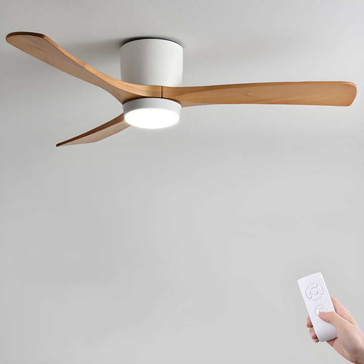 Wentylator sufitowy z lampą LED i drewnianymi łopatkami do salonu