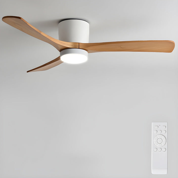 Wentylator sufitowy z lampą LED i drewnianymi łopatkami do salonu