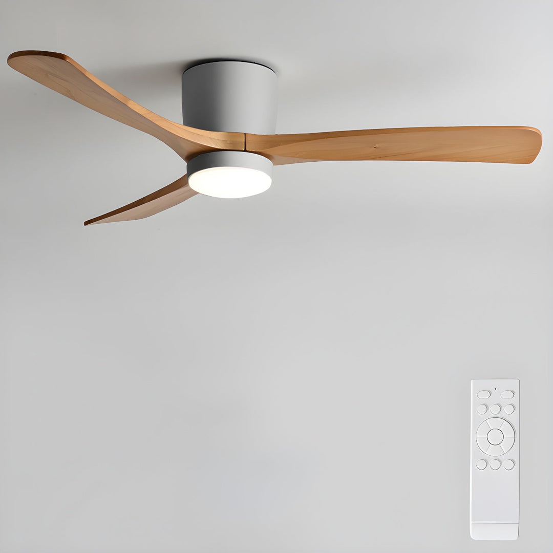 Wentylator sufitowy z lampą LED i drewnianymi łopatkami do salonu