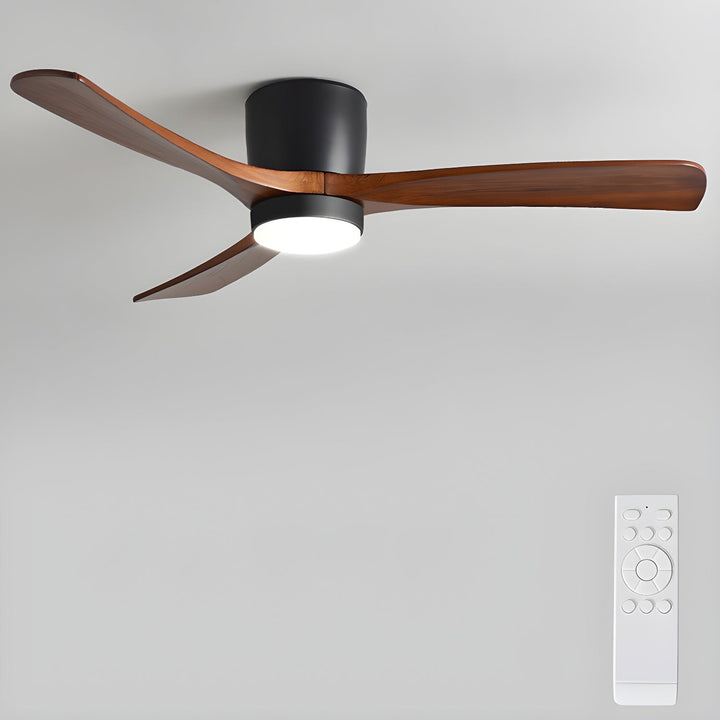 Wentylator sufitowy z lampą LED i drewnianymi łopatkami do salonu
