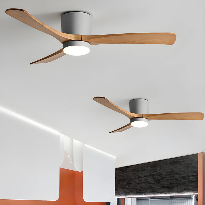 Wentylator sufitowy z lampą LED i drewnianymi łopatkami do salonu