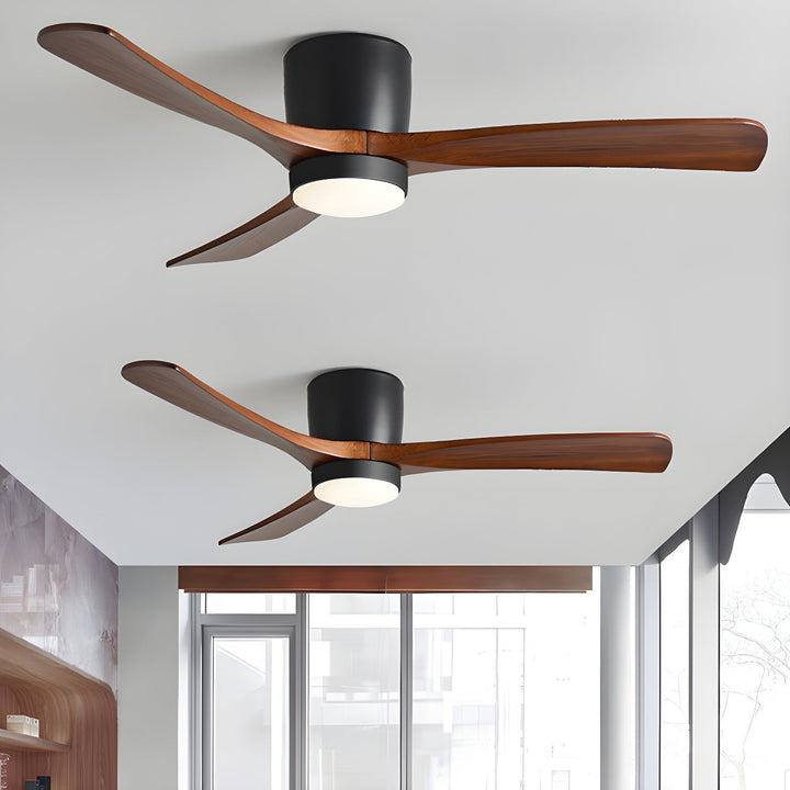 Wentylator sufitowy z lampą LED i drewnianymi łopatkami do salonu
