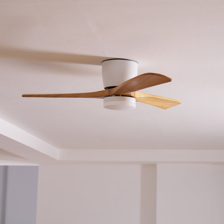 Wentylator sufitowy z lampą LED i drewnianymi łopatkami do salonu
