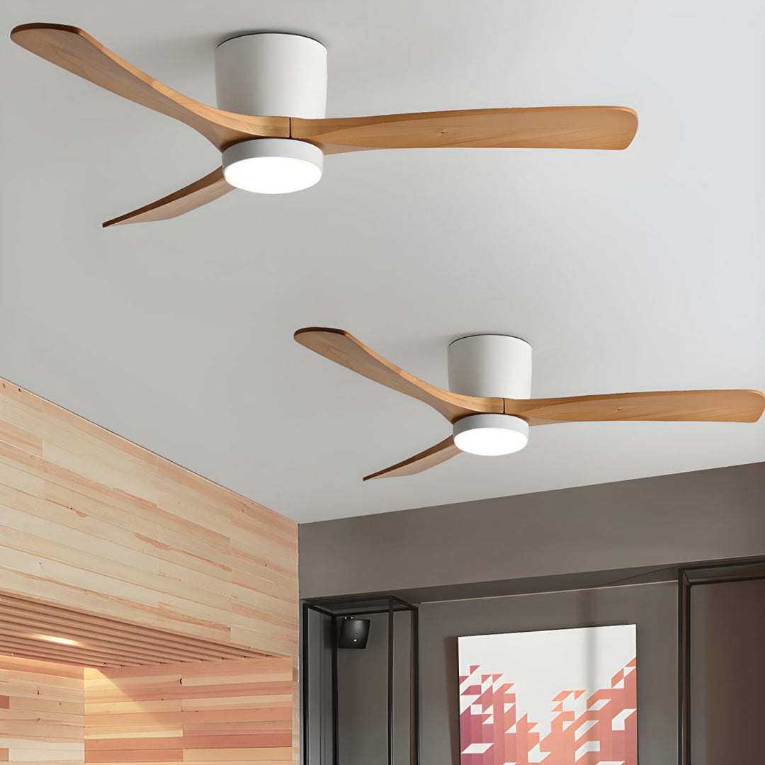 Wentylator sufitowy z lampą LED i drewnianymi łopatkami do salonu