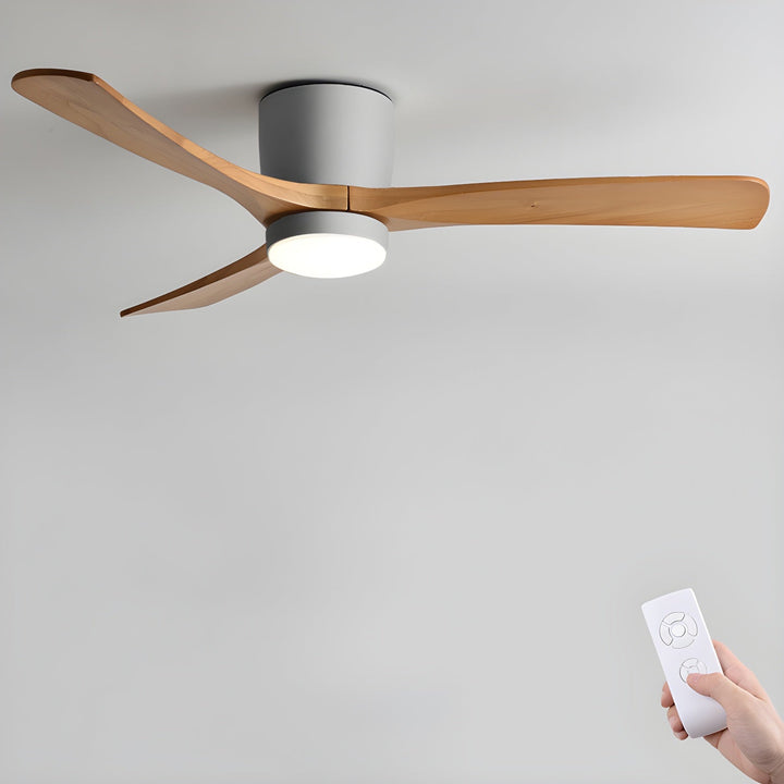 Wentylator sufitowy z lampą LED i drewnianymi łopatkami do salonu