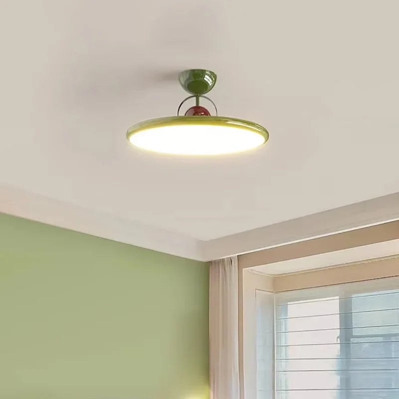 Lampa Sufitowa z Okrągłym Panelem Świetlnym i Kulistym Elementem Centralnym