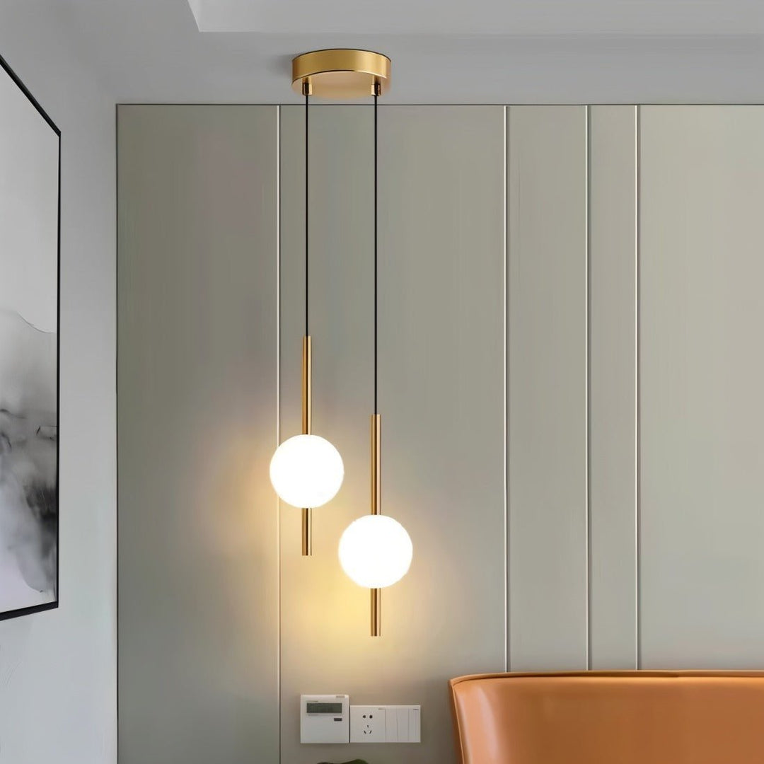 Lampa wisząca smukła z kulistym kloszem do sypialni i salonu