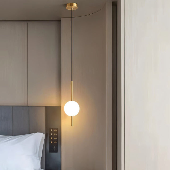 Lampa wisząca smukła z kulistym kloszem do sypialni i salonu