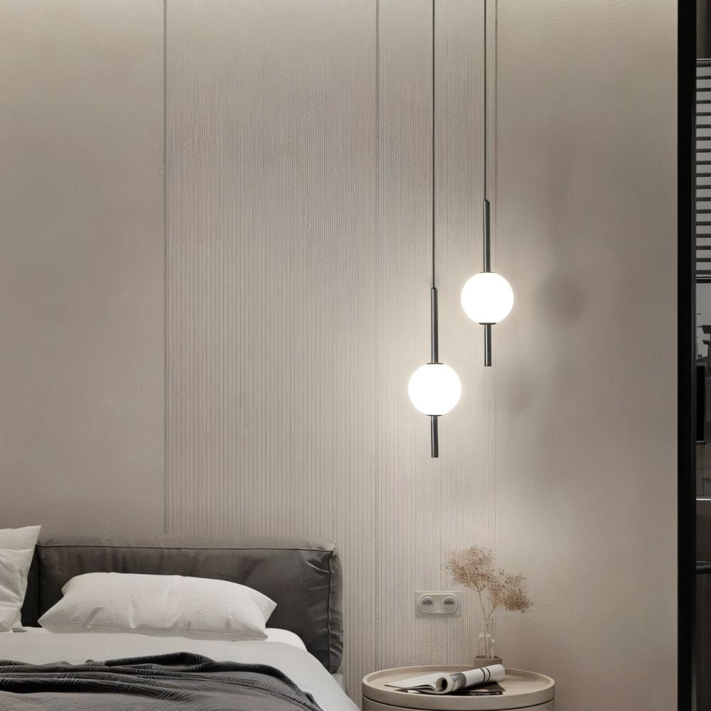 Lampa wisząca smukła z kulistym kloszem do sypialni i salonu