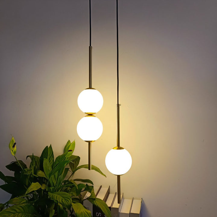 Lampa wisząca smukła z kulistym kloszem do sypialni i salonu