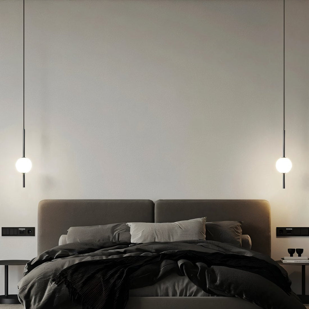 Lampa wisząca smukła z kulistym kloszem do sypialni i salonu