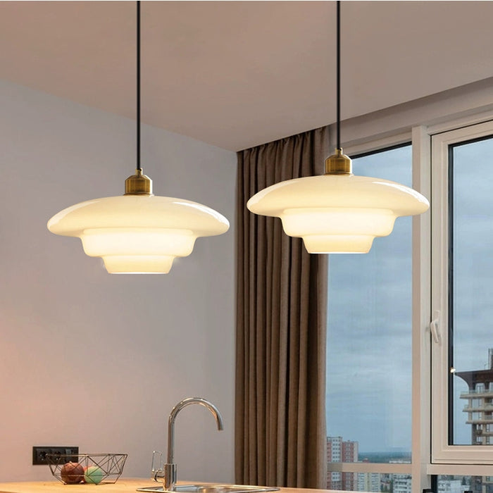 Lampa wisząca z piętrowym kloszem szklanym nad wyspę i stół