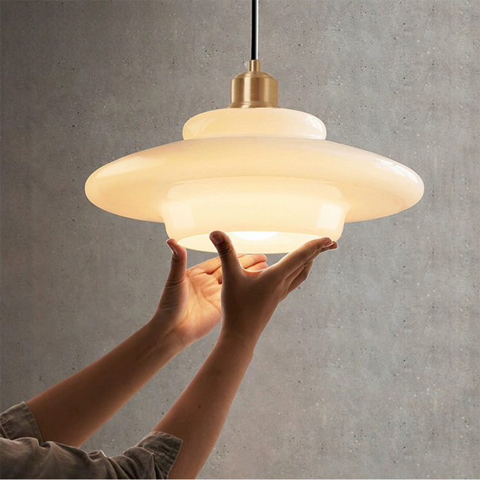 Lampa wisząca z piętrowym kloszem szklanym nad wyspę i stół