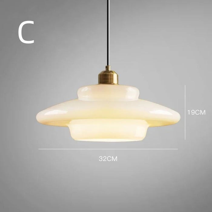 Lampa wisząca z piętrowym kloszem szklanym nad wyspę i stół