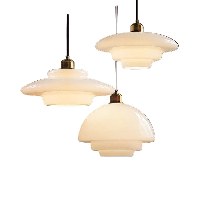 Lampa wisząca z piętrowym kloszem szklanym nad wyspę i stół
