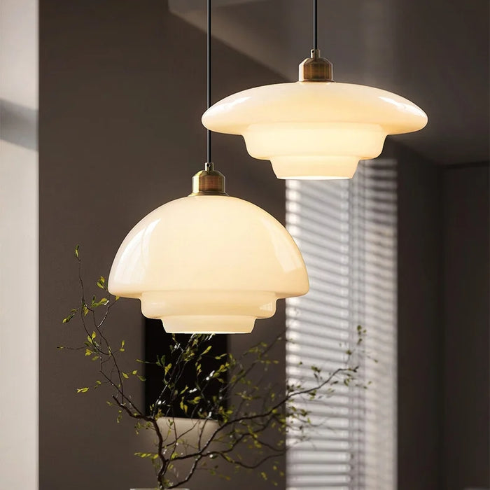 Lampa wisząca z piętrowym kloszem szklanym nad wyspę i stół