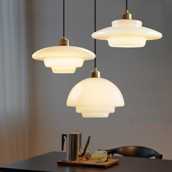 Lampa wisząca z piętrowym kloszem szklanym nad wyspę i stół