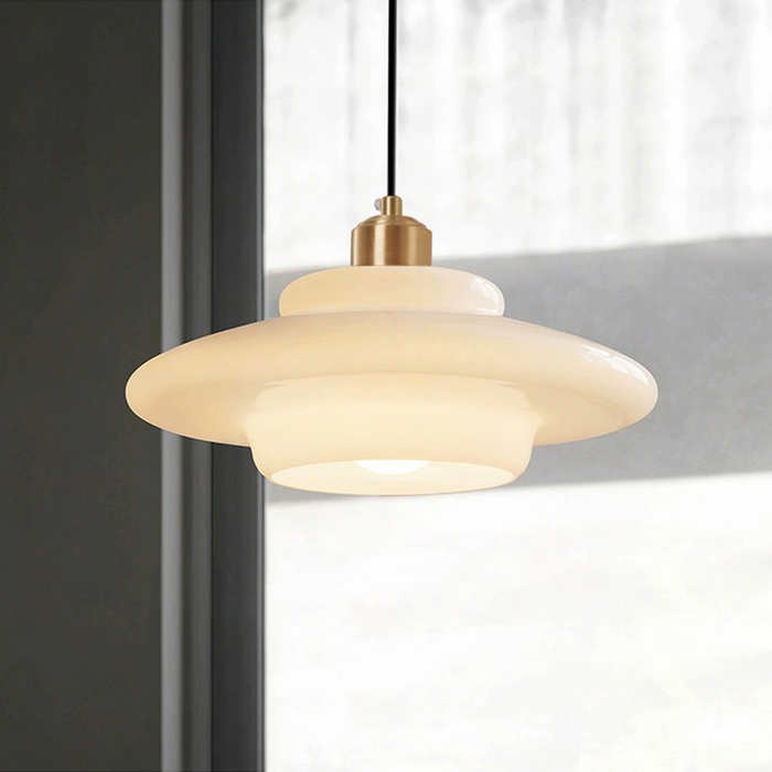 Lampa wisząca z piętrowym kloszem szklanym nad wyspę i stół
