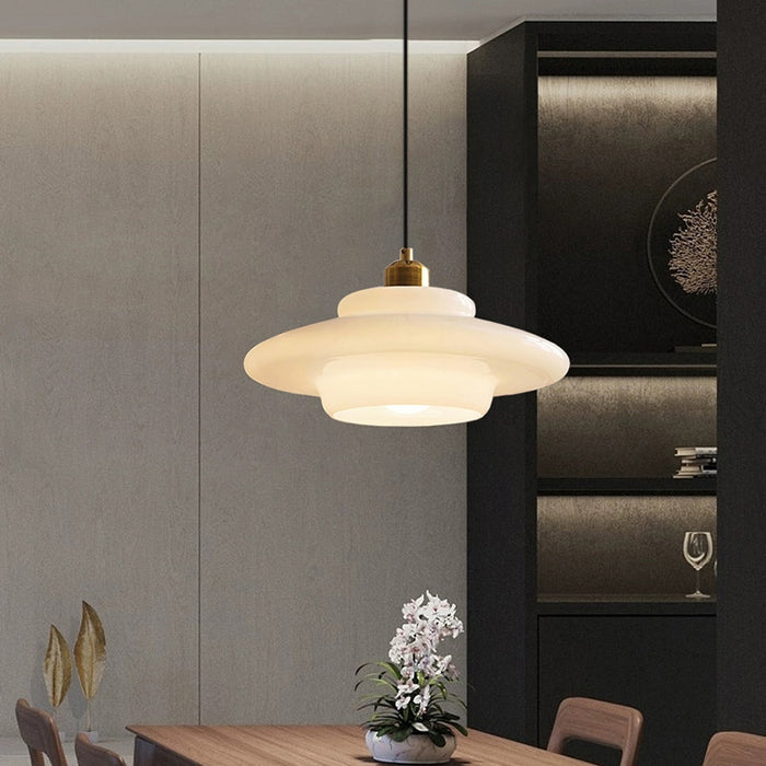 Lampa wisząca z piętrowym kloszem szklanym nad wyspę i stół