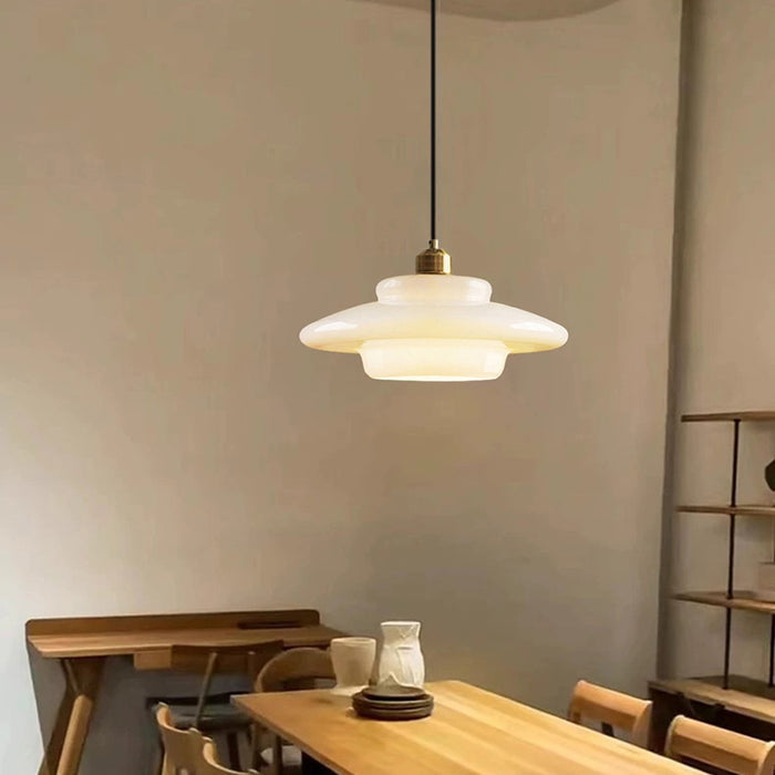 Lampa wisząca z piętrowym kloszem szklanym nad wyspę i stół