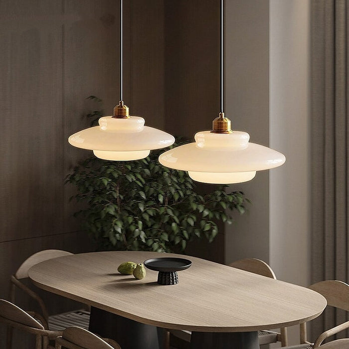 Lampa wisząca z piętrowym kloszem szklanym nad wyspę i stół