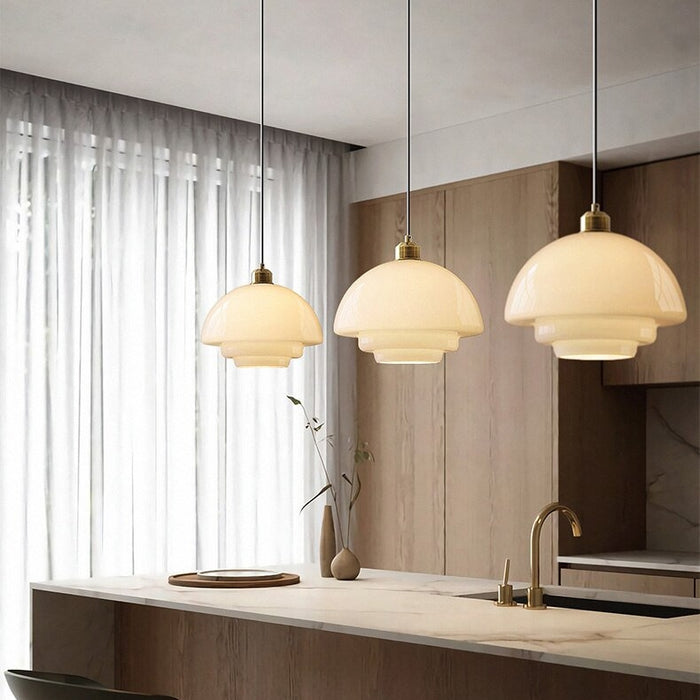 Lampa wisząca z piętrowym kloszem szklanym nad wyspę i stół