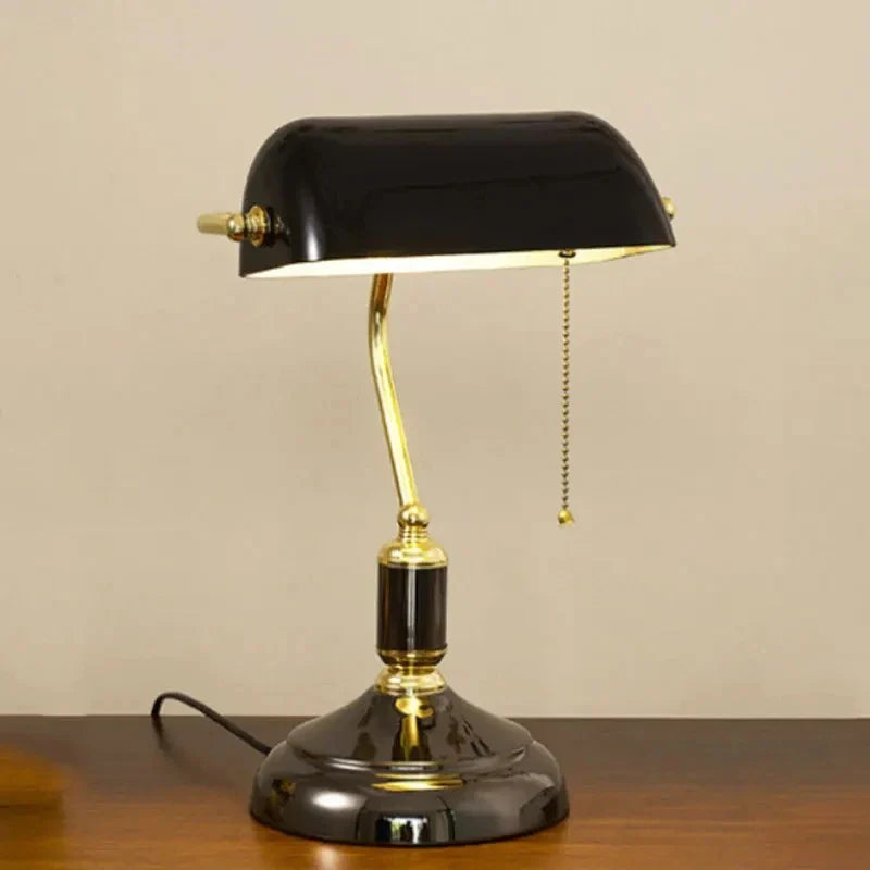 Lampa biurkowa w stylu bankiera z kloszem szklanym i podstawą mosiężną