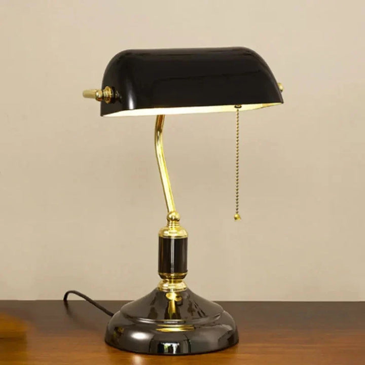 Lampa biurkowa w stylu bankiera z kloszem szklanym i podstawą mosiężną