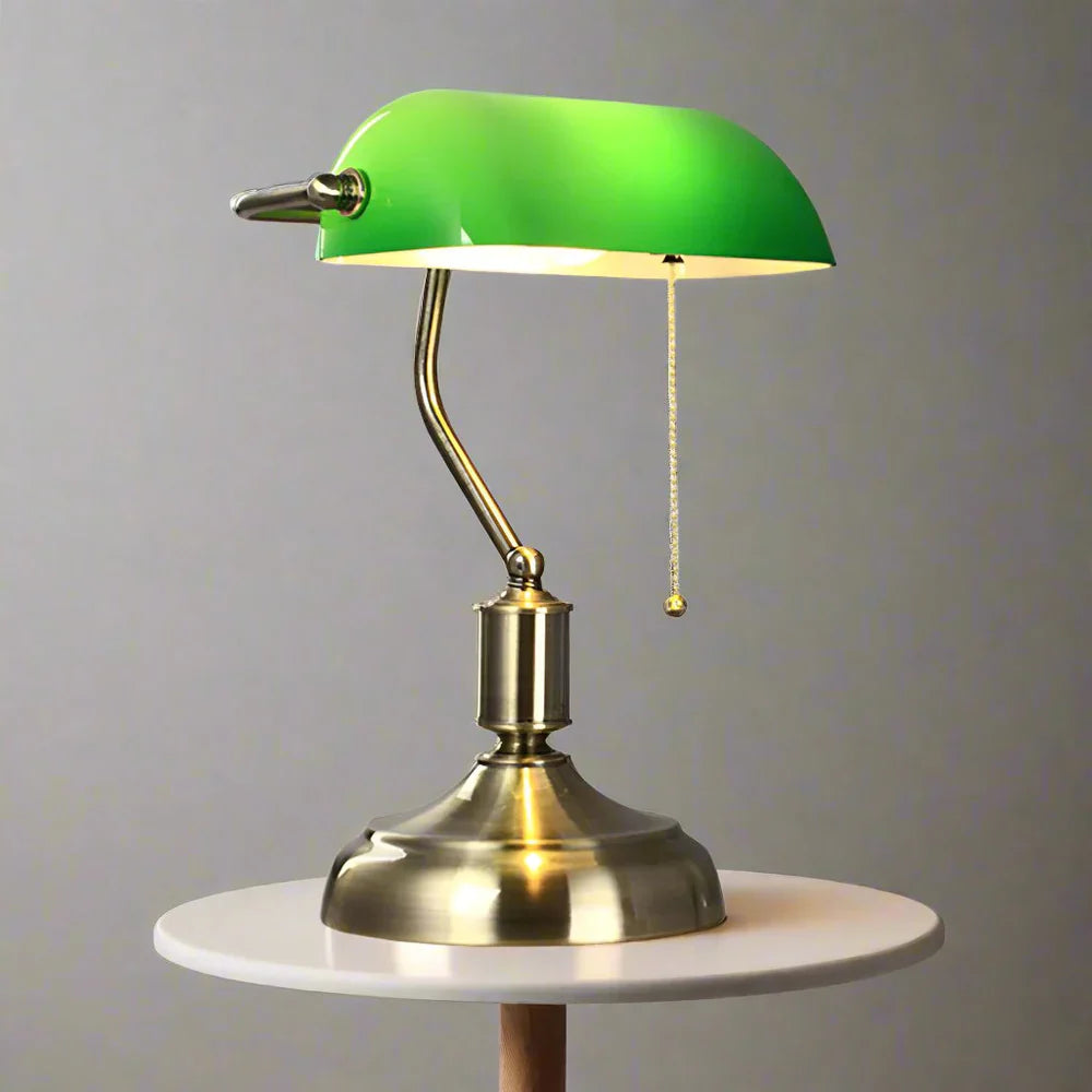 Lampa biurkowa w stylu bankiera z kloszem szklanym i podstawą mosiężną