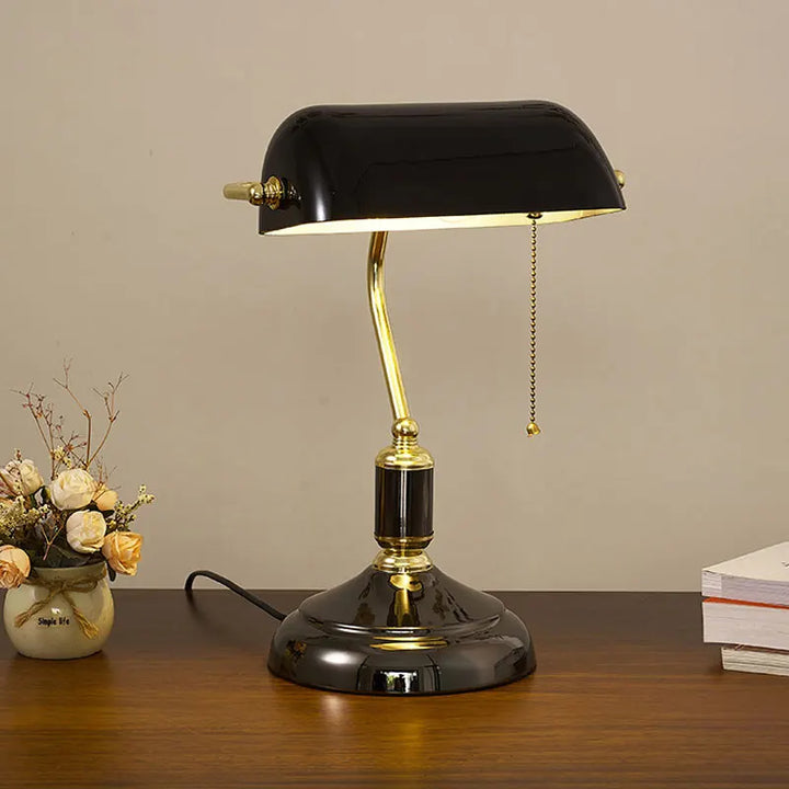 Lampa biurkowa w stylu bankiera z kloszem szklanym i podstawą mosiężną