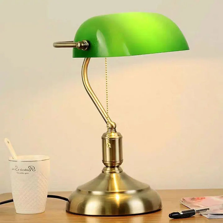 Lampa biurkowa w stylu bankiera z kloszem szklanym i podstawą mosiężną
