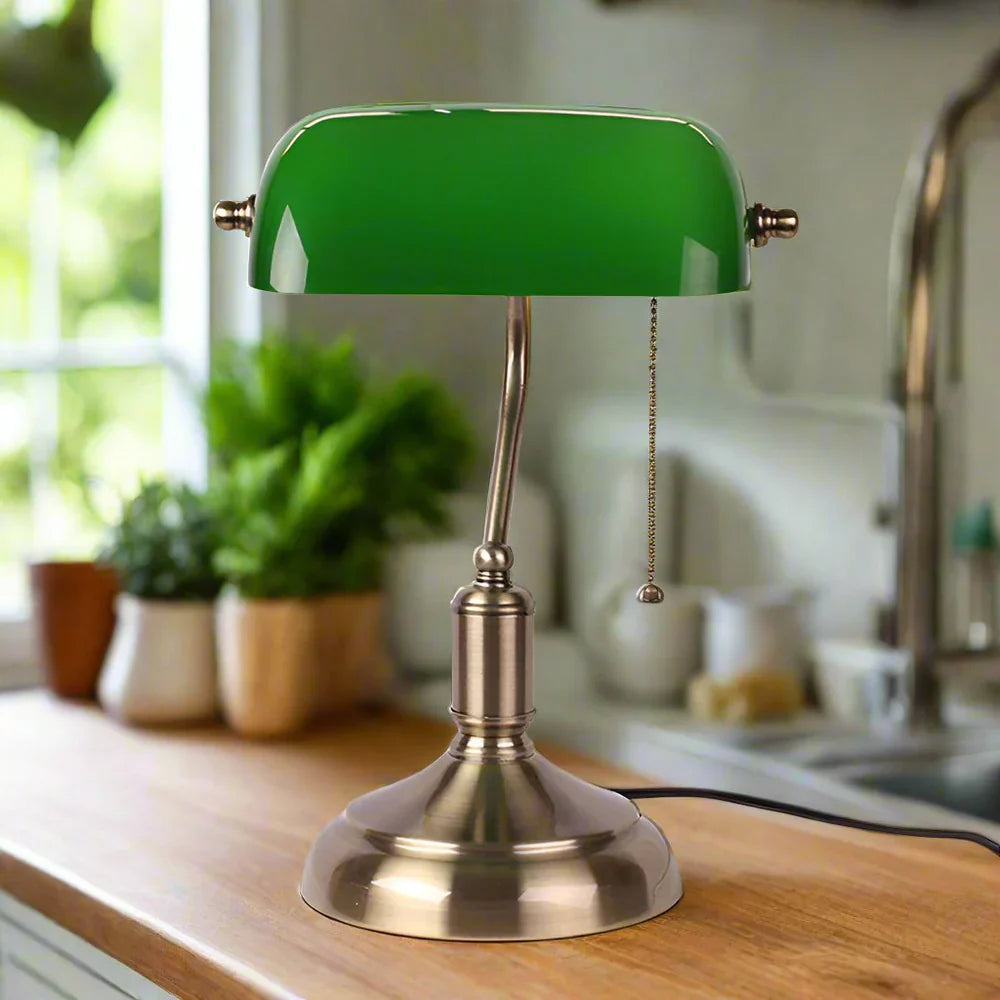 Lampa biurkowa w stylu bankiera z kloszem szklanym i podstawą mosiężną