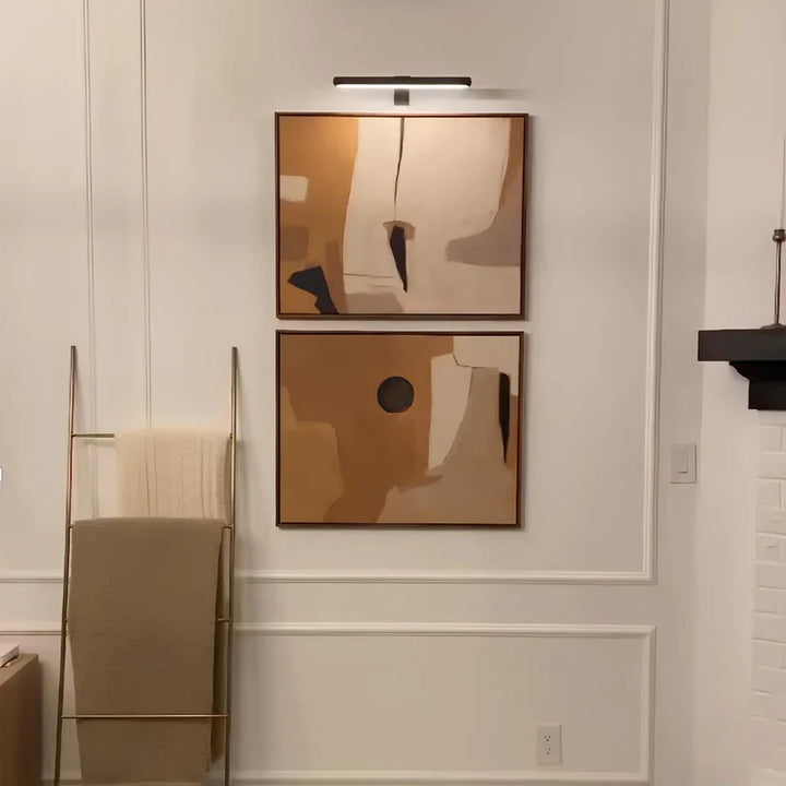 Lampa ścienna LED nad obrazem z poziomym paskiem świetlnym i prostokątną podstawą