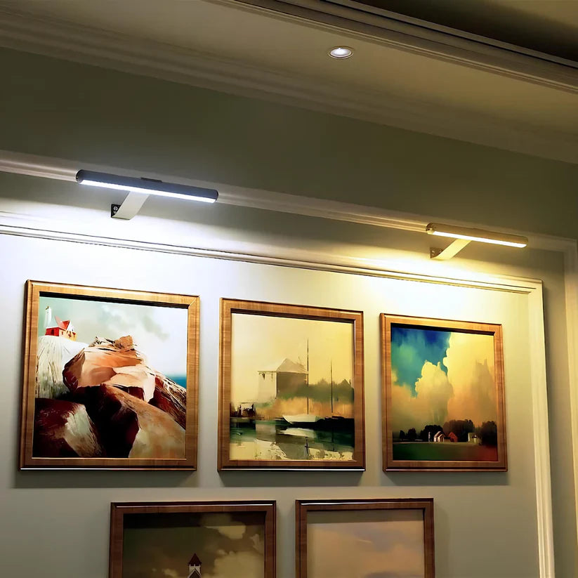 Lampa ścienna LED nad obrazem z poziomym paskiem świetlnym i prostokątną podstawą